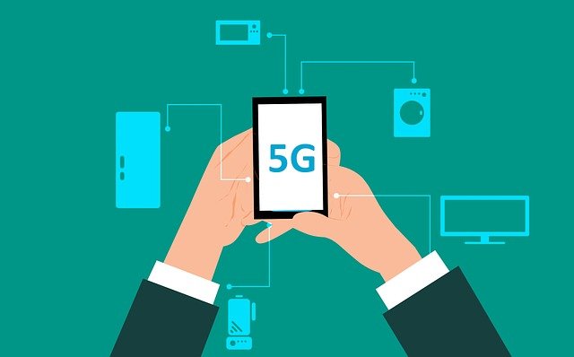 Des mains tenant un téléphone avec écrit 5 G sur l'écran
