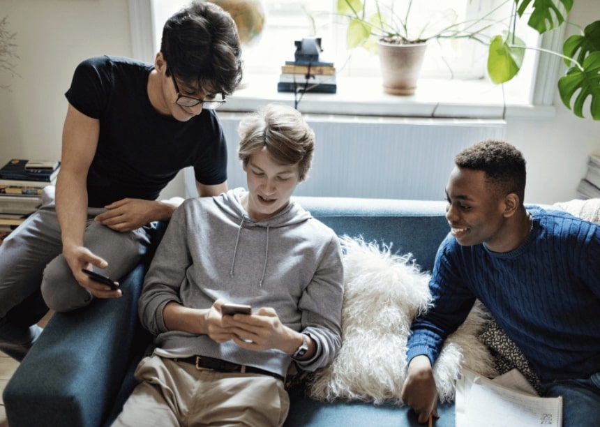 Trois garçons sur le smartphone