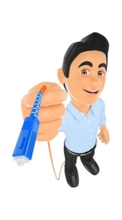 Homme tenant un câble de fibre optique FFTH