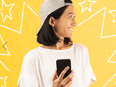 Image d'une femme qui sourit pour illustrer la partie : pourquoi choisir un forfait 4G illimité Free