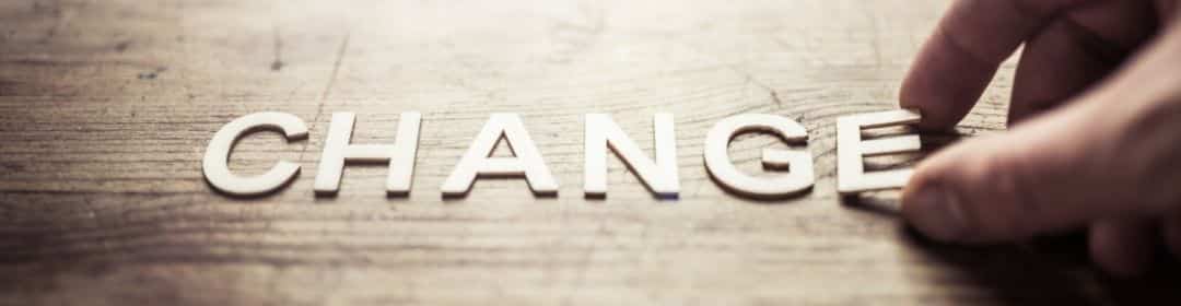 lettre changement déposées sur table