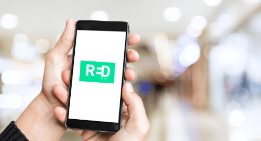 Personne qui tient un smartphone dans la main