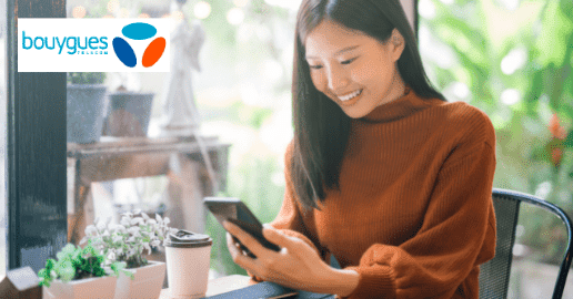 personne-souriant-qui-tient-un-smartphone-dans-la-main Personne souriant qui tient un smartphone dans la main