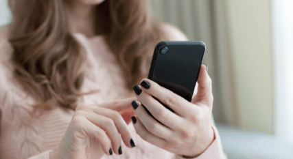 Personne tenant un smartphone dans la main