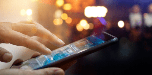 Personne tenant un smartphone dans la main