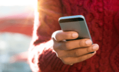 Personne tenant un téléphone dans la main