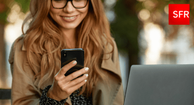 Personne tenant un téléphone dans la main