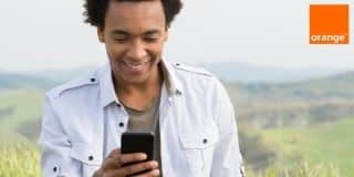 appel-Orange Un garçon sur son téléphone