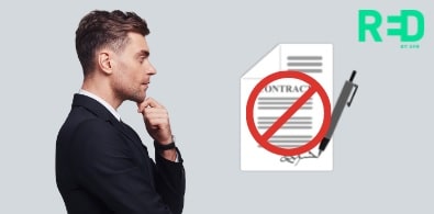 Resilier contrat RED box sans engagement homme regardant un contrat