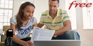 Un couple qui active leur wifi sur leur compte freebox