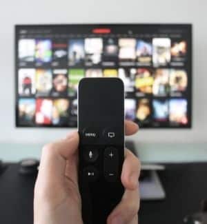 telecommande-devant-television Télécommande devant télévision