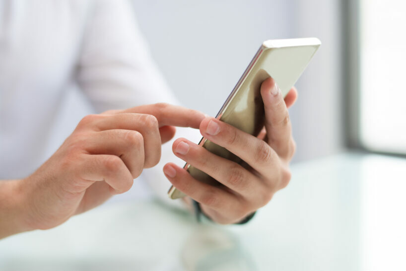 code-puke-perdu Homme tenant son téléphone