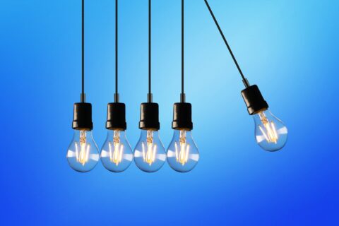 Plusieurs ampoules qui pendent à un cable