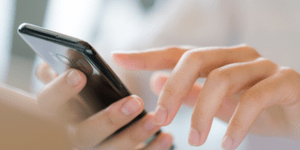 Personne utilisant son téléphone portable