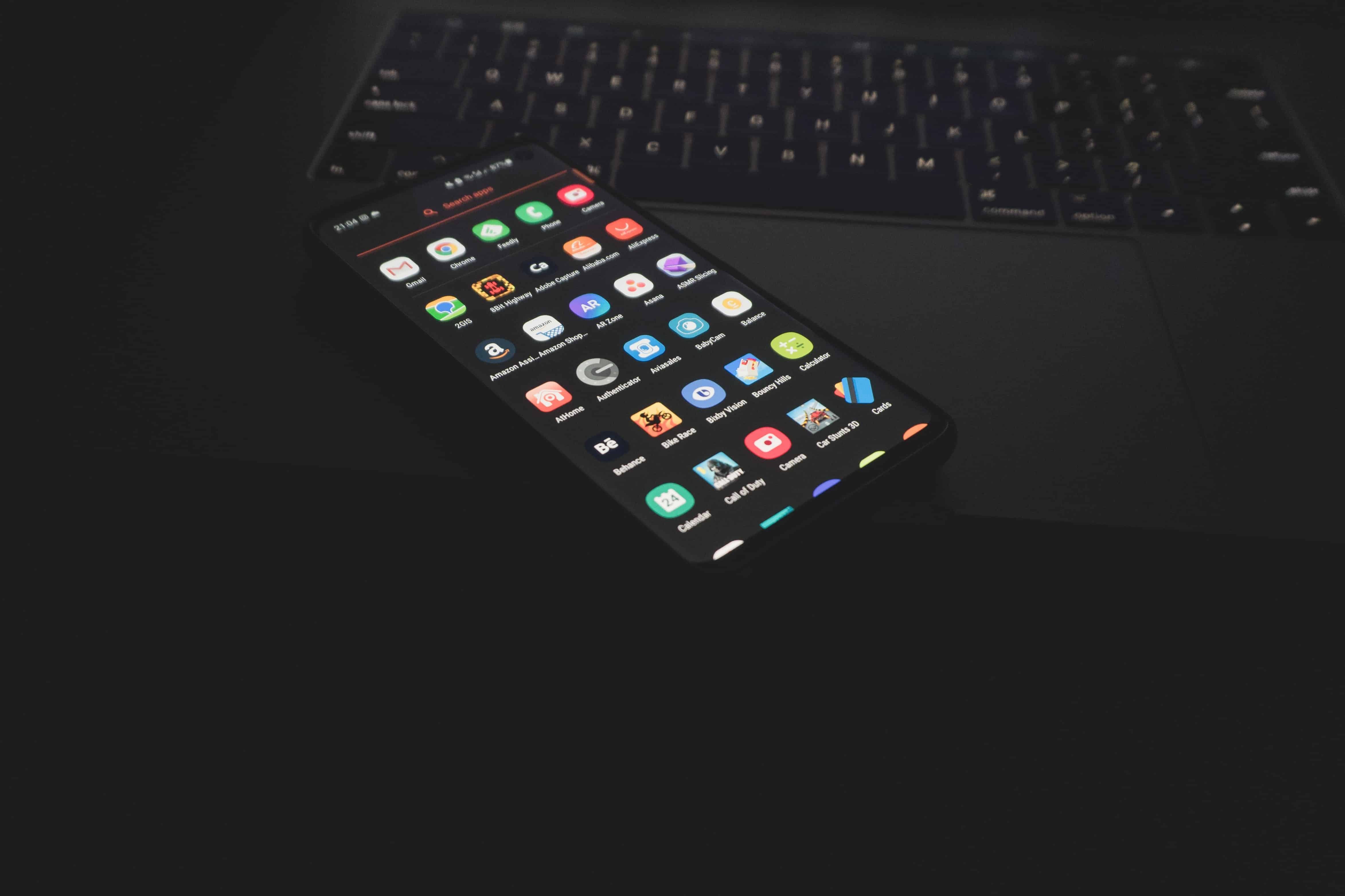Un smartphone avec des applications de sécurité