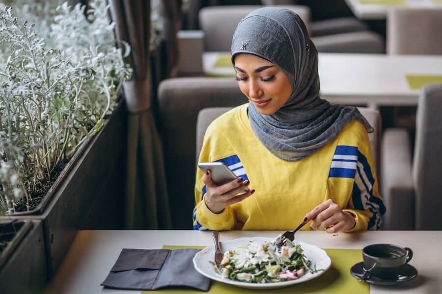 Une femme utilise son téléphone en Algérie