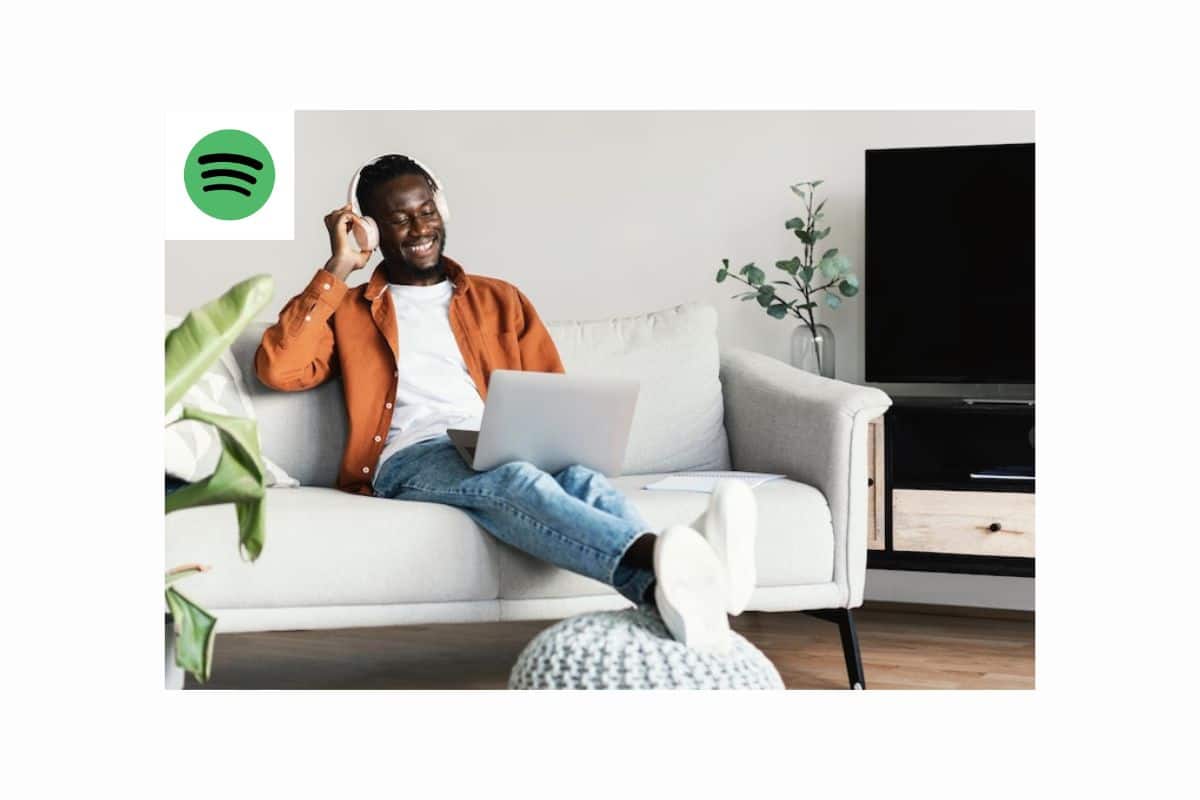 Homme écoutant de la musique