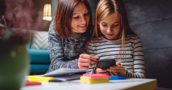 Une mère controlant le téléphone de sa fille