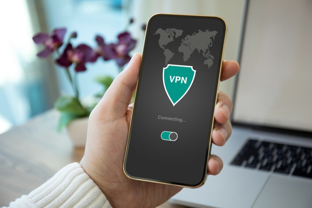 Un smartphone tenu en main avec un VPN