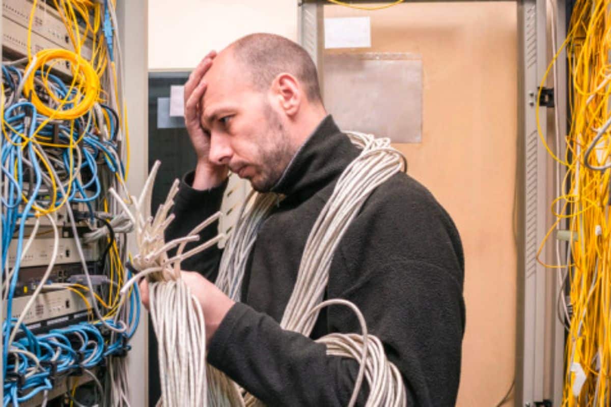 Un technicien fibre qui se prend la tête dans les mains