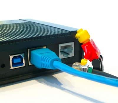 Un cable ethernet branché sur une livebox 4