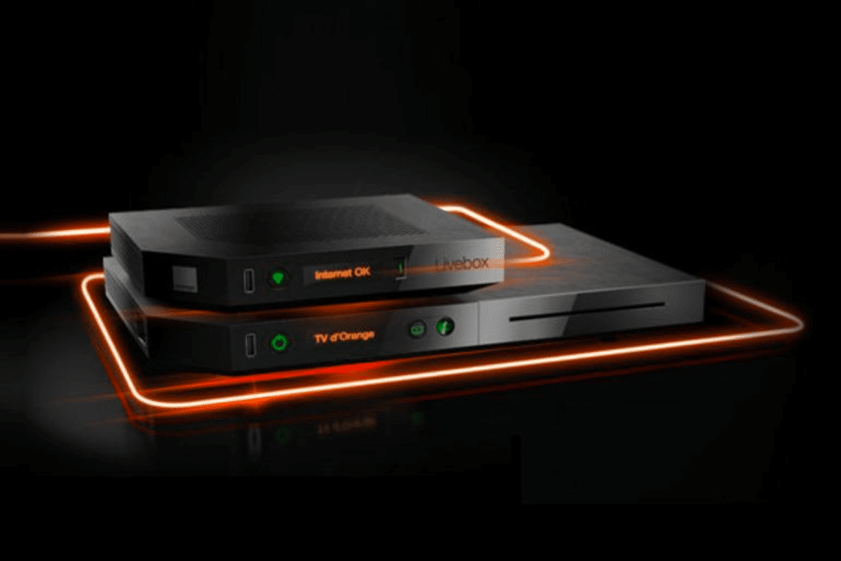 Une livebox avec le décodeur TV orange posé dessus