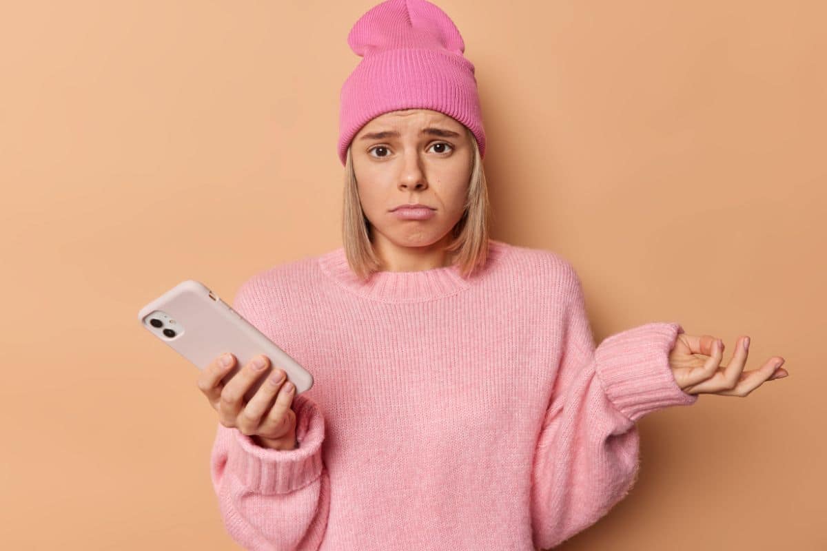 Femme avec smartphone et forfait Bouygues