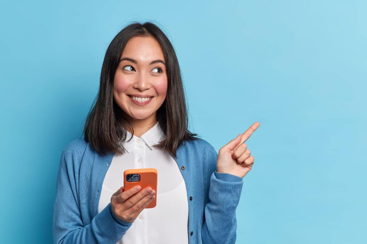Femme qui profite du forfait NRJ mobile et Cdiscount