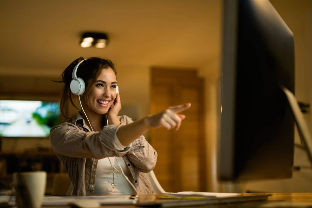 Femme utilisant la fibre pour écouter de la musique