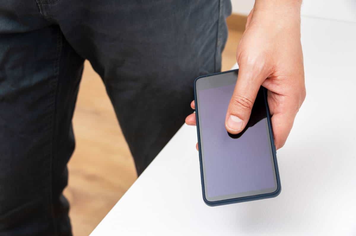 Un téléphone tenu en main
