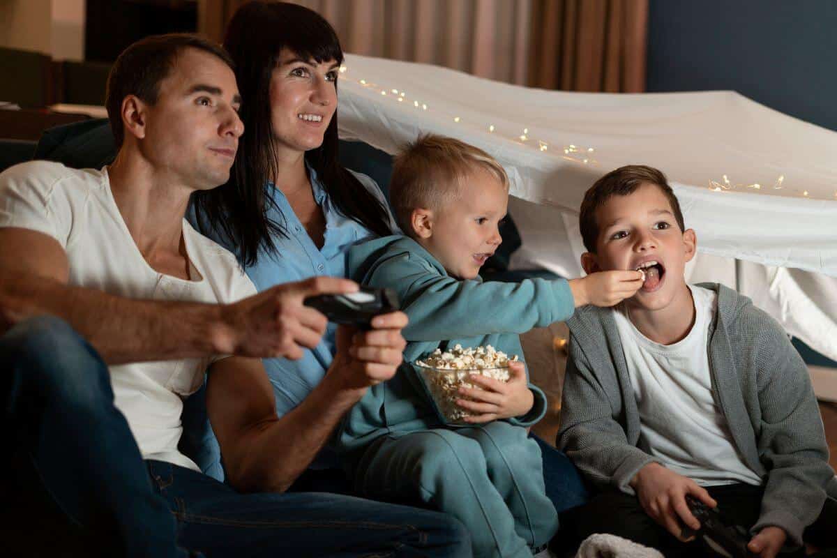 Famille qui regarde la smart TV Bouygues