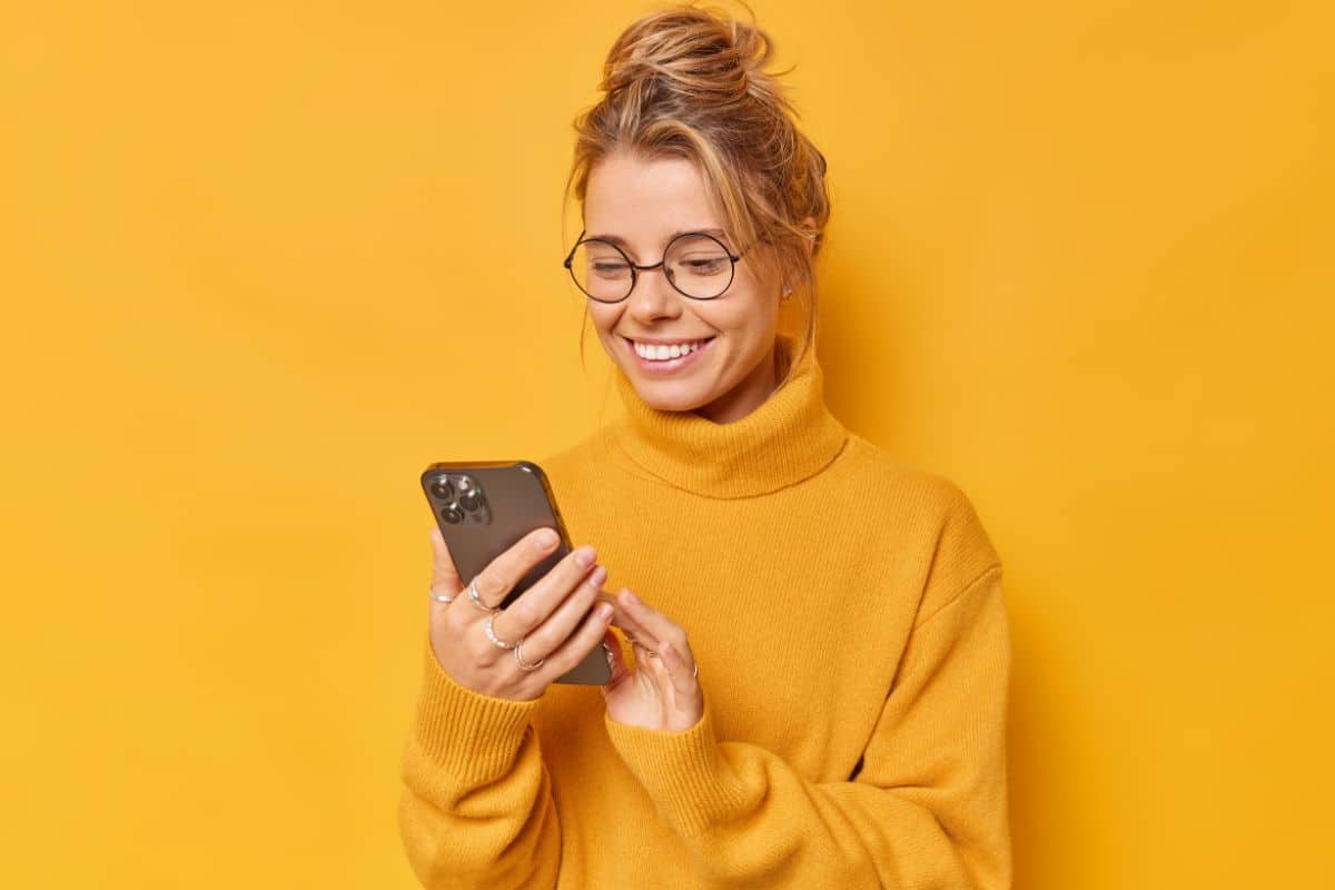 Femme qui utilise le forfait 80Go de Cdiscount