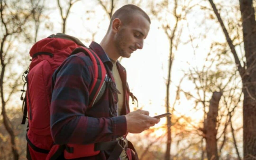 Comment bien choisir son smartphone en randonnée et en voyage ?
