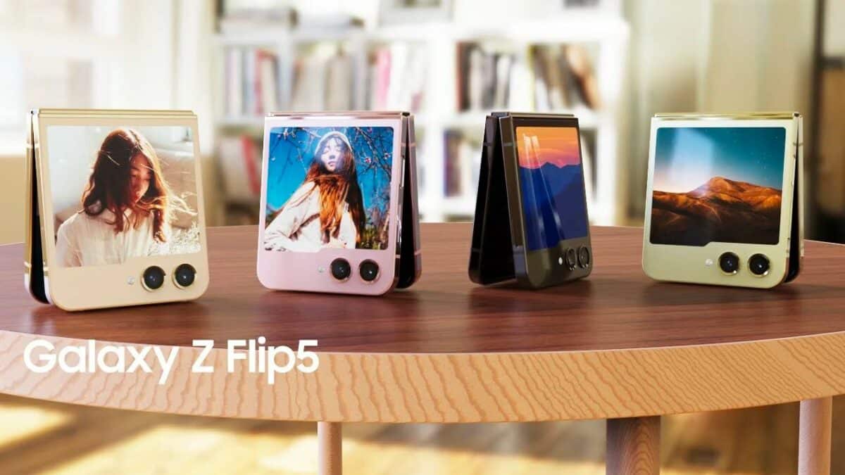 Les quatre coloris du Galaxy Z Flip 5 exposés côte à côte sur une table