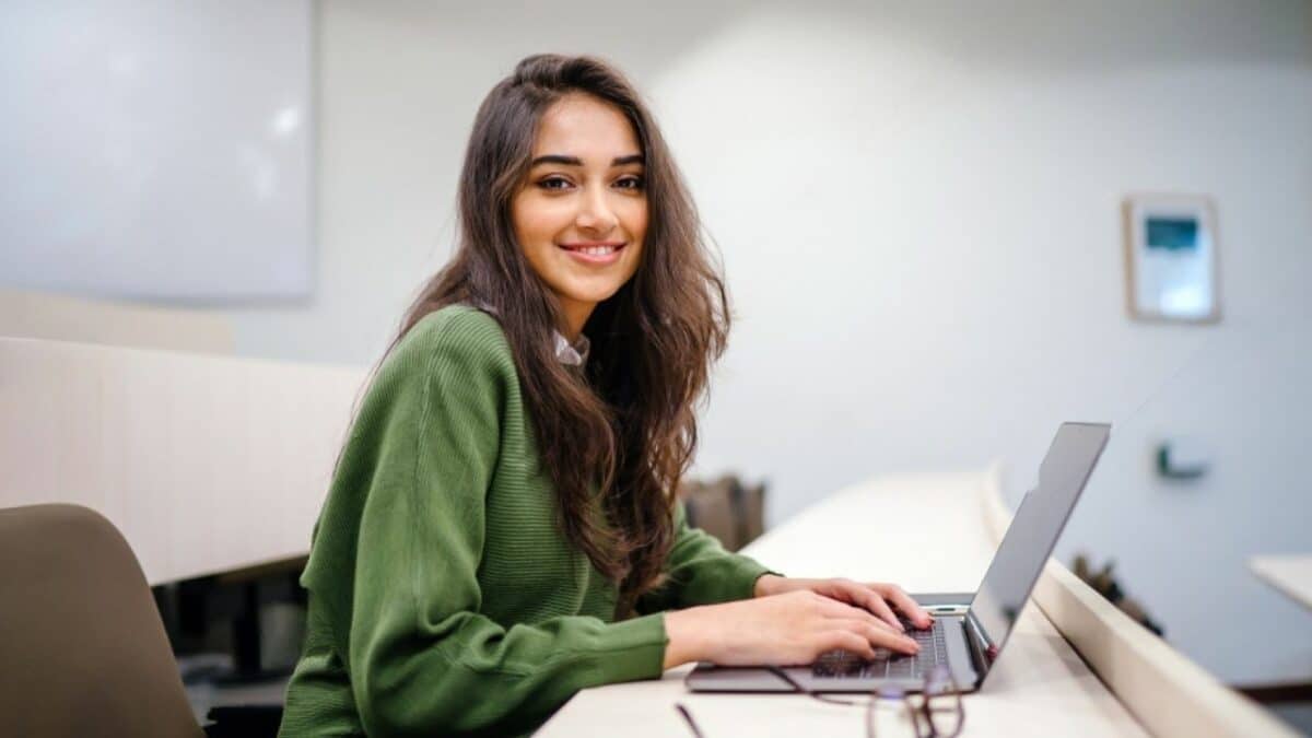 Une étudiante en train de naviguer sur internet