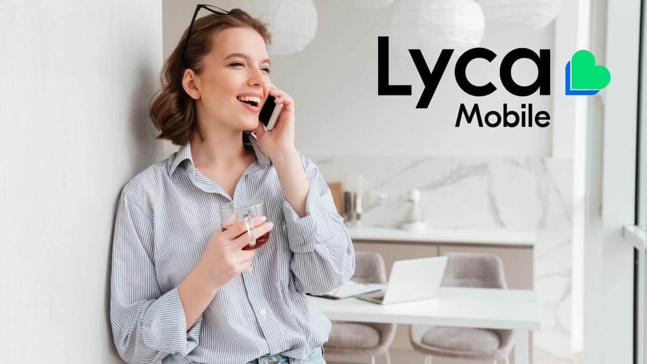 Femme qui rit au téléphone