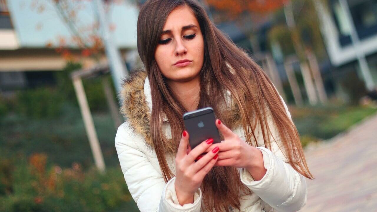 Femme avec son forfait 80 Go de NRJ