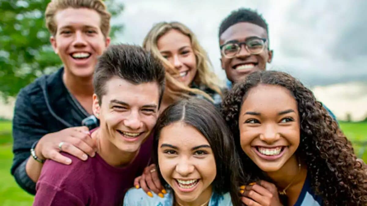 Un groupe d'adolescent qui se prend en photo