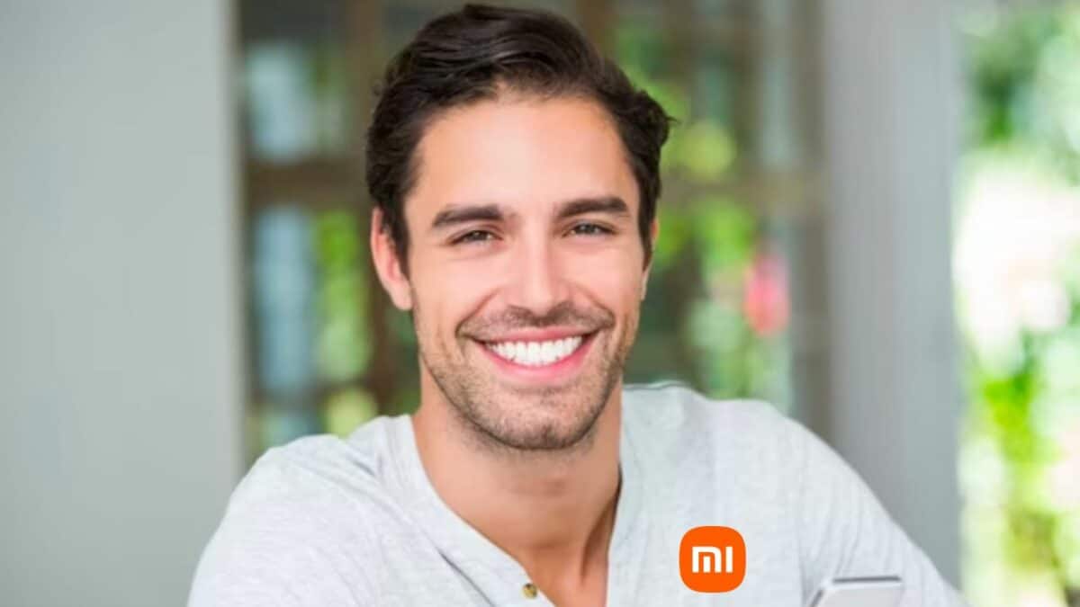 Homme souriant avec un t-shirt à l'effigie de Xiaomi