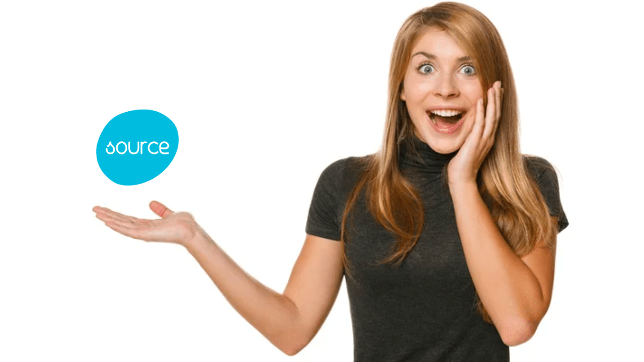 Femme surprise tenant le logo source mobile dans la main