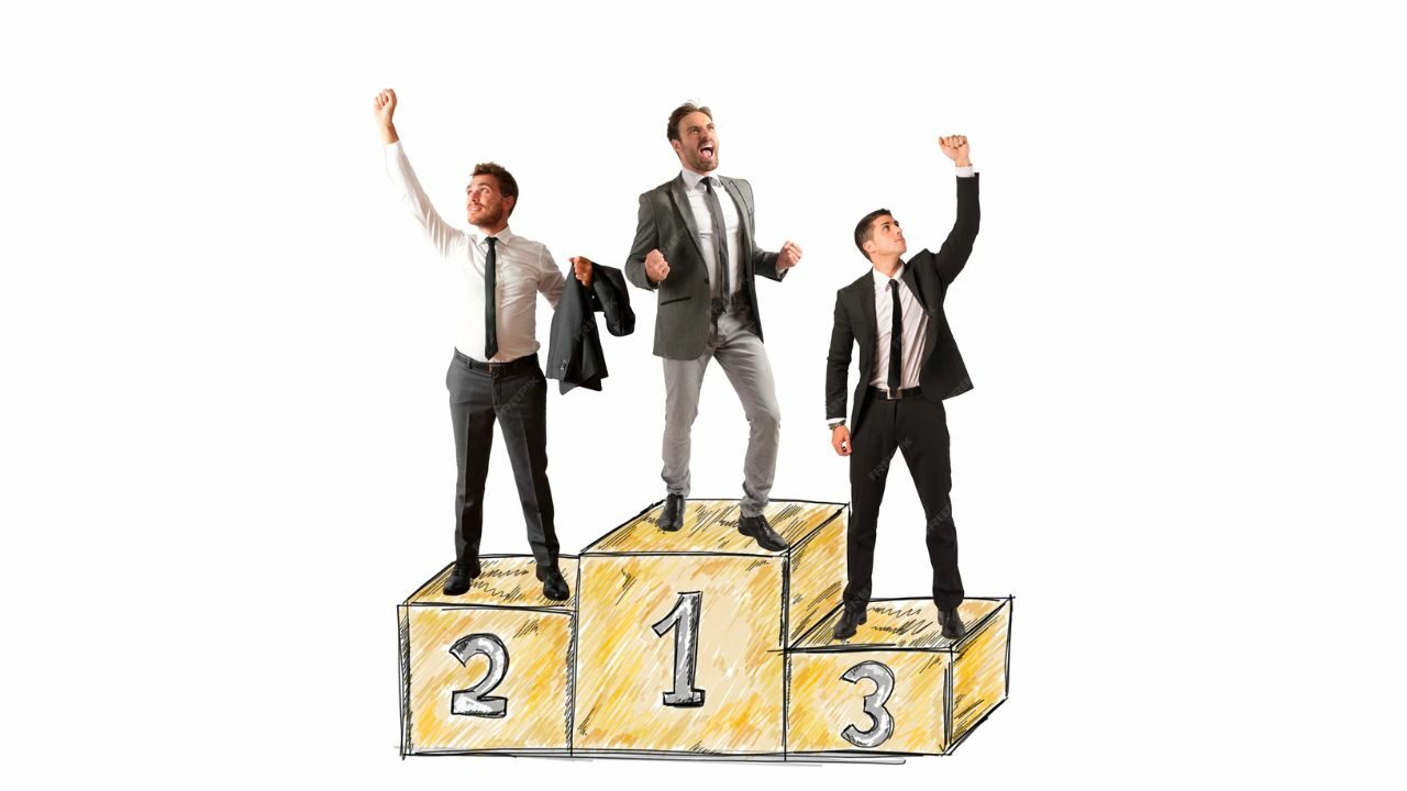3 personnes sur un podium