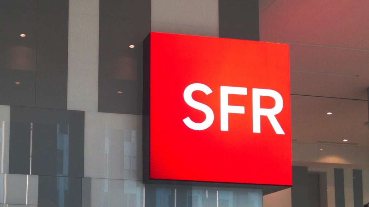 La devanture d'une boutique SFR