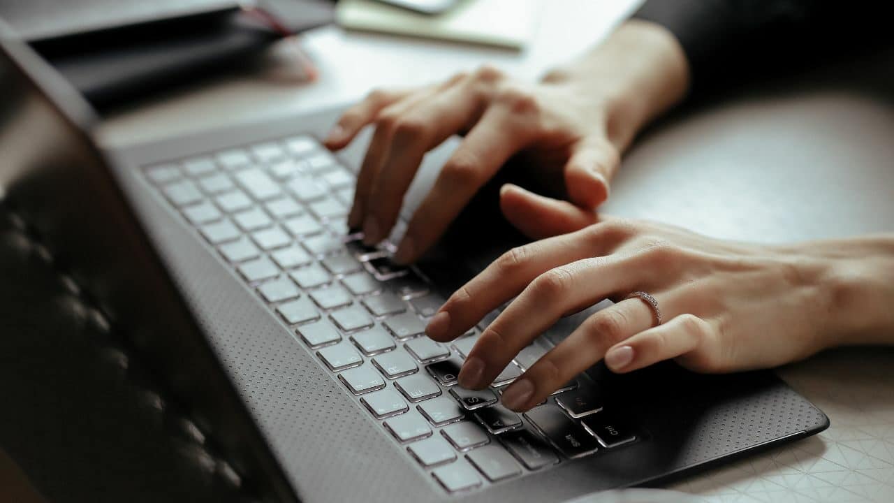 Avoir un PC avec une e-SIM.