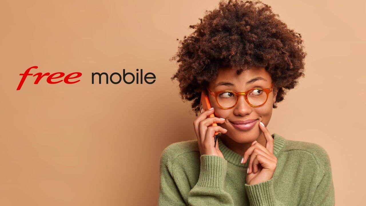 Une femme souriante parle au téléphone portable, a un look élégant, porte des lunettes transparentes et un pull décontracté.