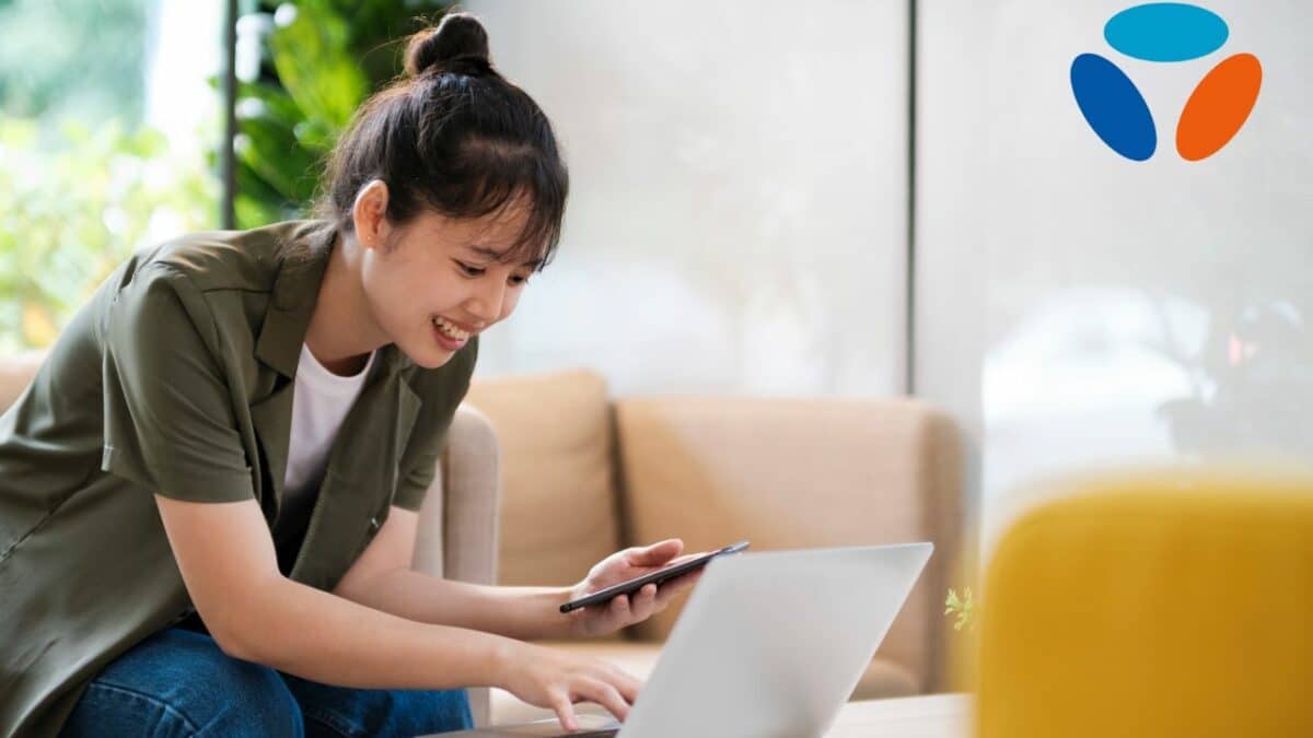 jeune femme d'affaires asiatique utilise un téléphone portable pour contacter un client, travaille dur au bureau à l'aide de graphiques de données d'ordinateurs portables, planifie les améliorations, analyse et élabore des stratégies pour la croissance de l'entreprise.