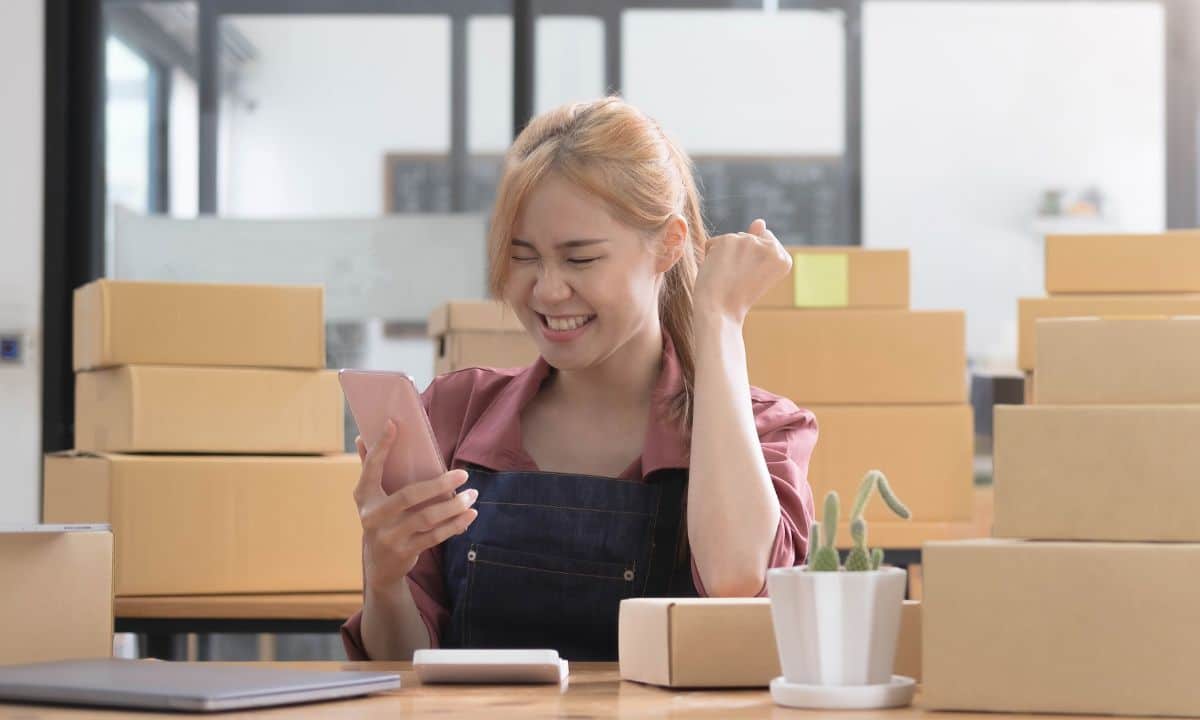 Femme qui profite d'un forfait Cdiscount