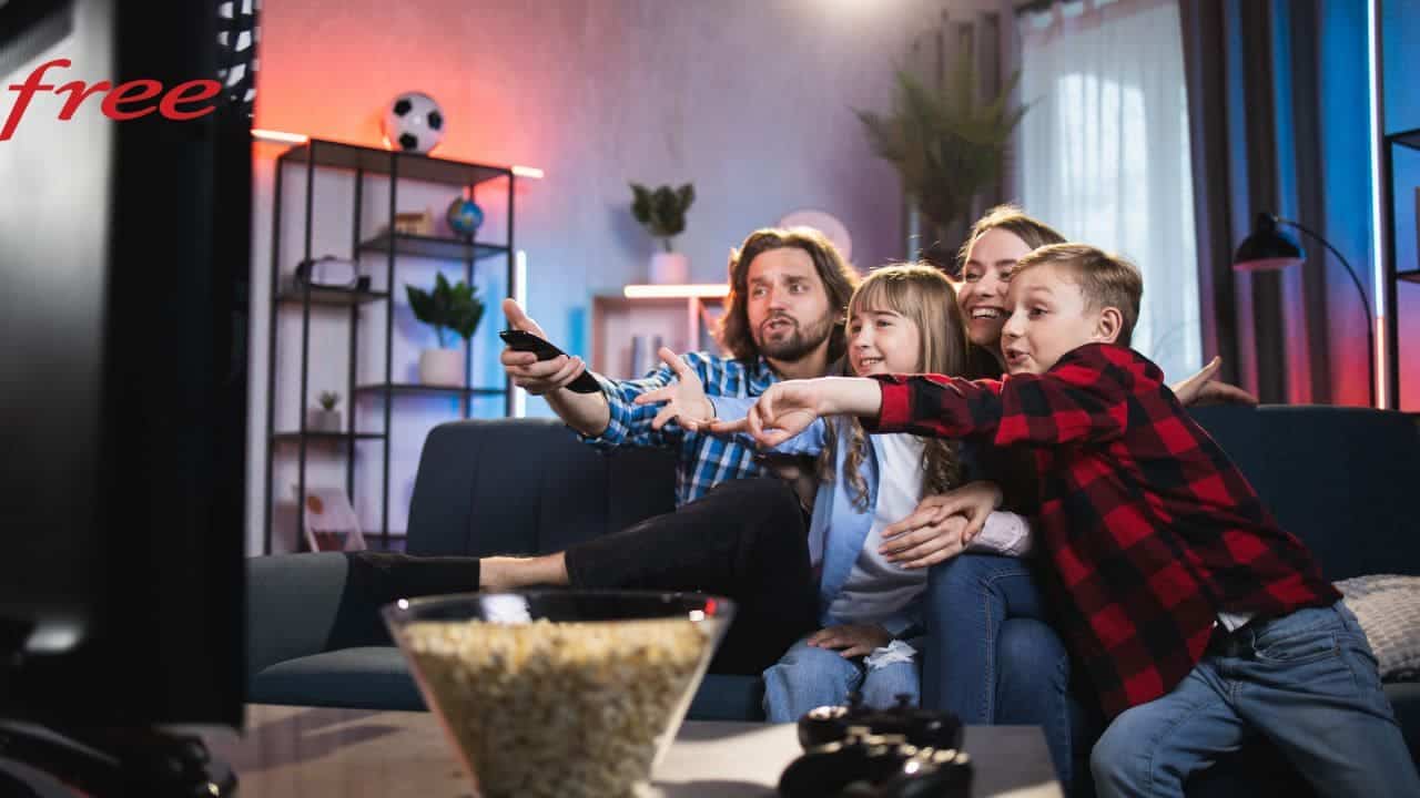 Famille heureuse avec de vraies émotions sur les visages à la maison grâce à l'offre TV gratuite de Free