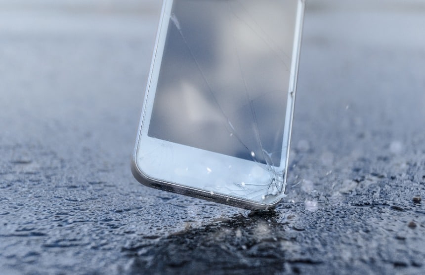 Un iPhone qui chute avec l'écran cassé