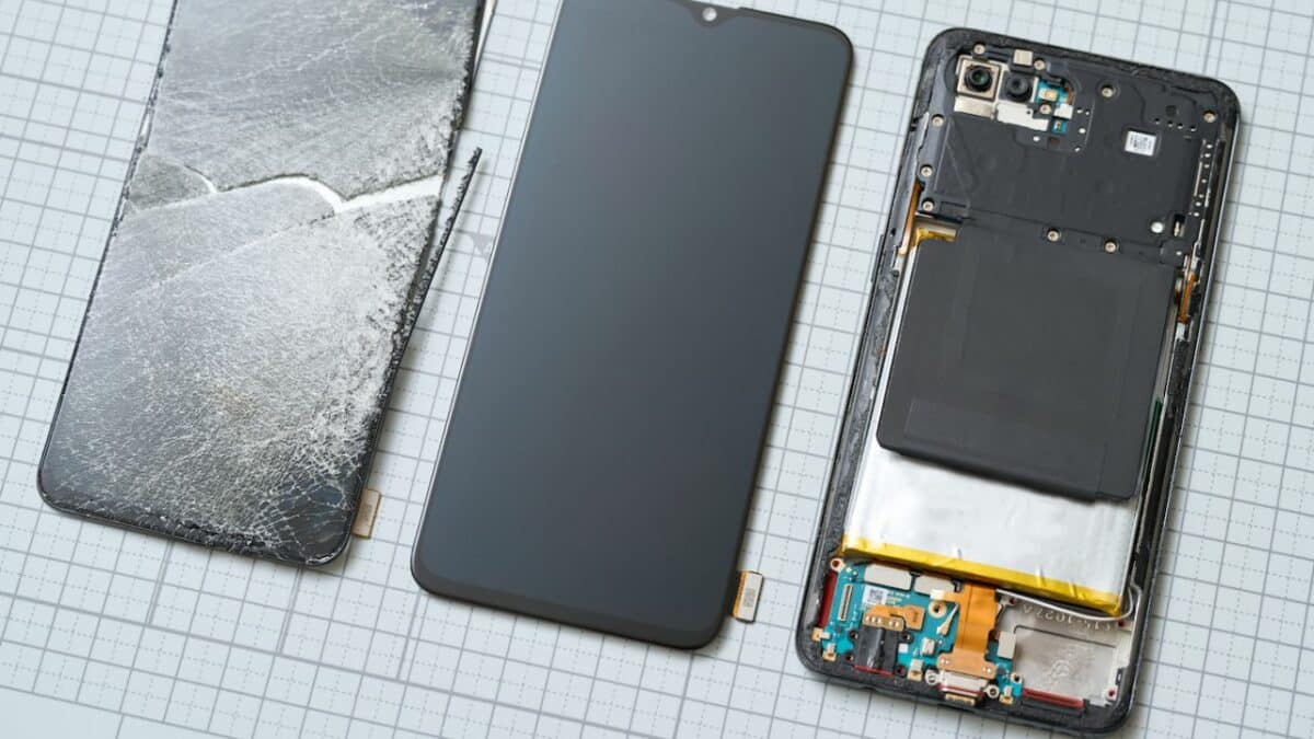 Un iPhone dont l'écran est cassé, qui est démonté